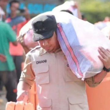 Wako Solok Salurkan Bantuan BNPB Untuk Warga Terdampak Banjir