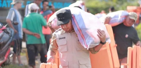Wako Solok Salurkan Bantuan BNPB Untuk Warga Terdampak Banjir
