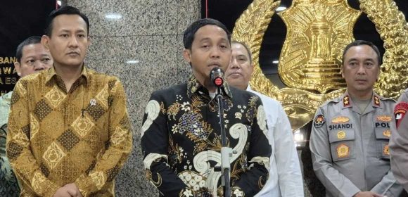WEBSITE (30) Menhut Pastikan Masih Dalami Sumber Dan Status Kayu Terseret Banjir