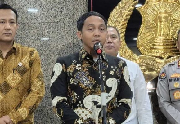 Menhut Pastikan Masih Dalami Sumber Dan Status Kayu Terseret Banjir
