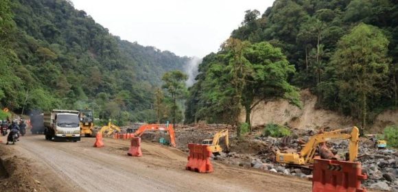 WEBSITE (36) Menteri PU: Kendaraan Roda Empat Bisa Lewati Lembah Anai 16 Desember