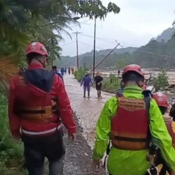 Tim Semen Padang Evakuasi 11 Warga Terjebak Banjir Di Batu Busuk