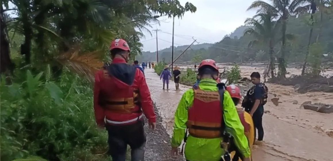 WEBSITE (45) Tim Semen Padang Evakuasi 11 Warga Terjebak Banjir Di Batu Busuk