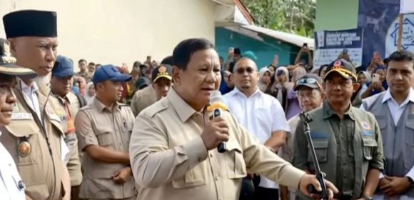 WEBSITE (55) Presiden Prabowo Tinjau Posko Pengungsi Di Agam