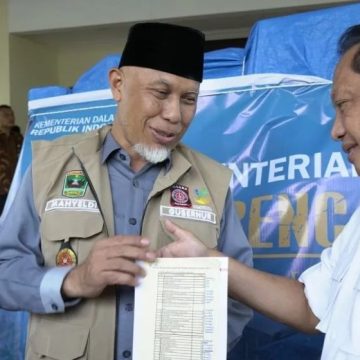 Mendagri Serahkan Bantuan Untuk Korban Bencana Di Sumbar