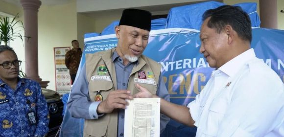 WEBSITE (56) Mendagri Serahkan Bantuan Untuk Korban Bencana Di Sumbar