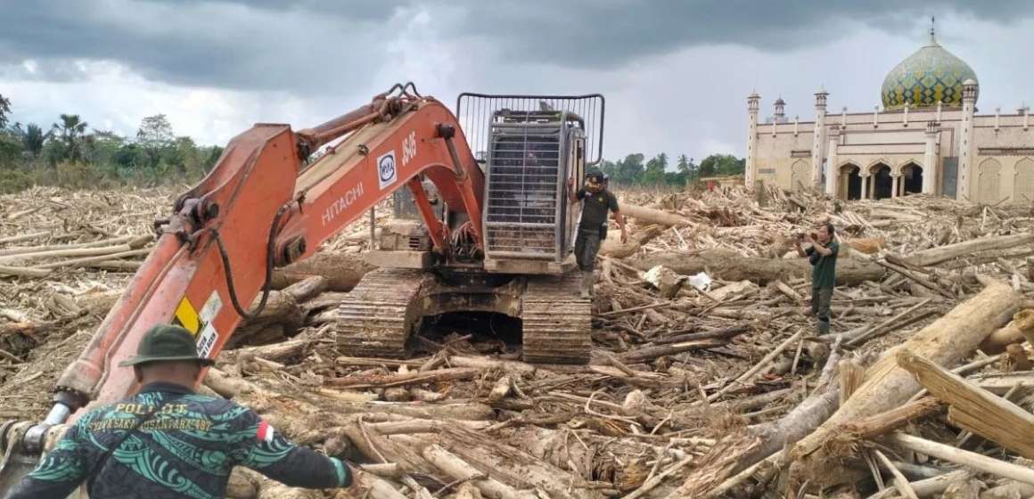 WEBSITE (57) Wamenhut Pastikan Upaya Percepatan Pembersihan Kayu Terseret Banjir