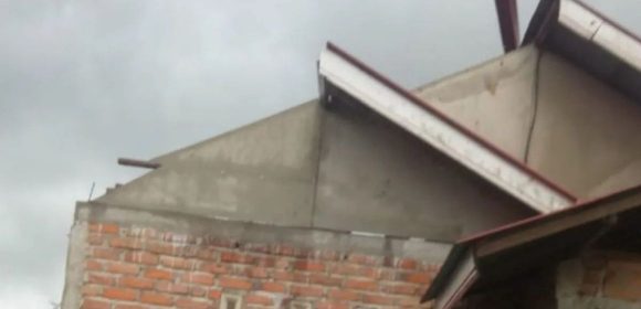 Enam Rumah Di Bukik Batabuah Agam Rusak Akibat Angin Puting Beliung