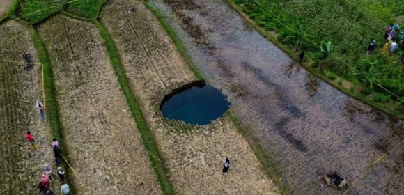Fenomena Sinkhole Umum Terjadi, Tapi Bisa Masalah Bila Di Pemukiman