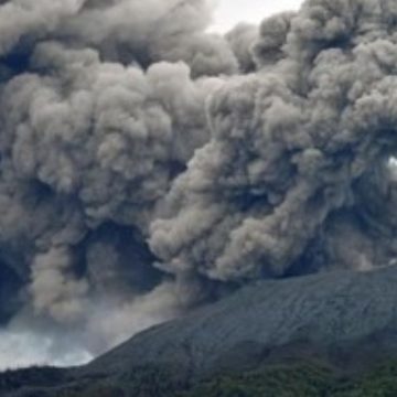 Marapi Kembali Bergolak, Semburan Abu Vulkanik Menjulang 1.600 Meter ke Langit