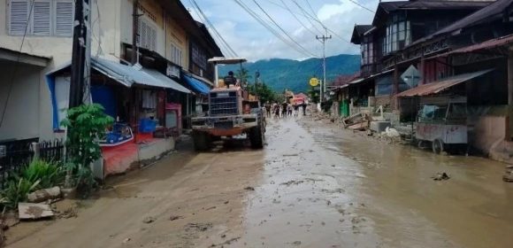 WEBSITE (78) 40 Rumah Terdampak Banjir Bandang Di Pasar Maninjau Agam