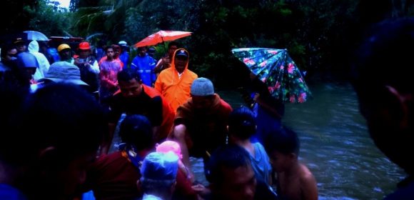 WEBSITE (80) Bupati John Kenedy Azis Pimpin Langsung Evakuasi Banjir Surantiah