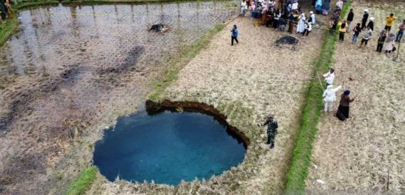 WEBSITE (89) BPBD: Pergerakan Tanah Terus Terjadi Di Area Sinkhole Limapuluh Kota