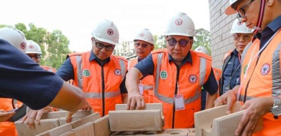 WEBSITE - 2026-02-24T094252.999 SIG Pasok 36 Ribu Bata Interlock Untuk Percepat Huntap Sumbar