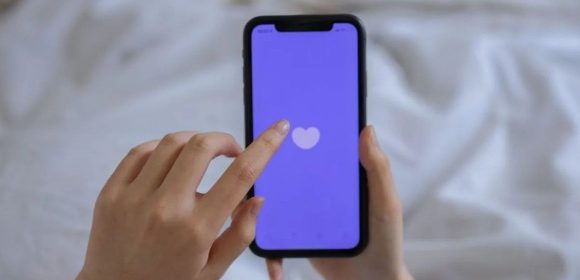 WEBSITE - 2026-02-25T104009.739 Sering Curhat di Medsos? Kenali Batas Aman Agar Oversharing Tak Jadi Bumerang Bagi Mentalmu