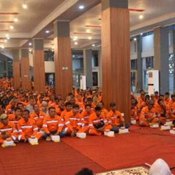 Berhasil Raih Sertifikat Adipura, Wako Padang Buka Bersama Petugas Kebersihan