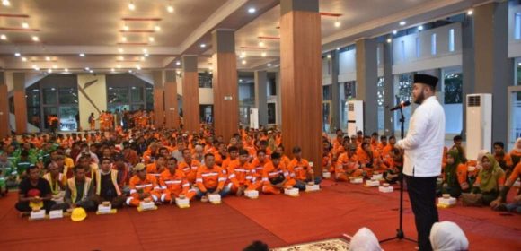 Berhasil Raih Sertifikat Adipura, Wako Padang Buka Bersama Petugas Kebersihan