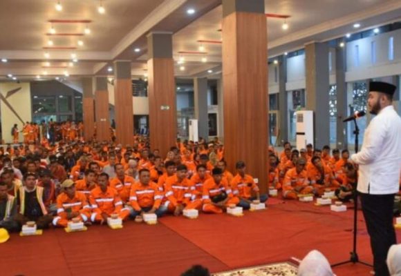 Berhasil Raih Sertifikat Adipura, Wako Padang Buka Bersama Petugas Kebersihan