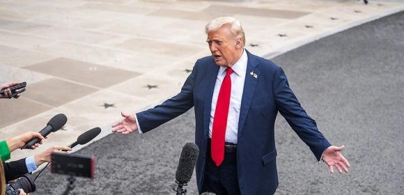 Survei: Harga Bensin Melonjak, Hampir Separuh Warga AS Salahkan Trump