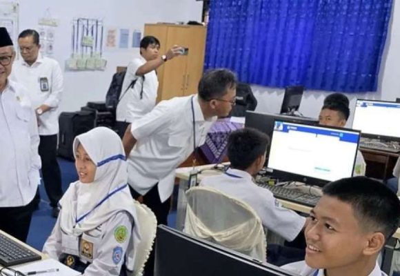 WEBSITE - 2026-04-07T083906.506 Mendikdasmen Semangati Peserta TKA SMP Dan Beri Strategi Kerjakan Soal