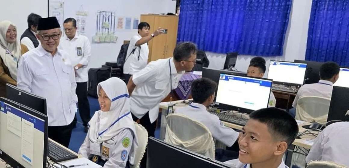 WEBSITE - 2026-04-07T083906.506 Mendikdasmen Semangati Peserta TKA SMP Dan Beri Strategi Kerjakan Soal