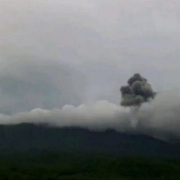 Gunung Lewotobi Laki-Laki Di Flores Timur Kembali Meletus