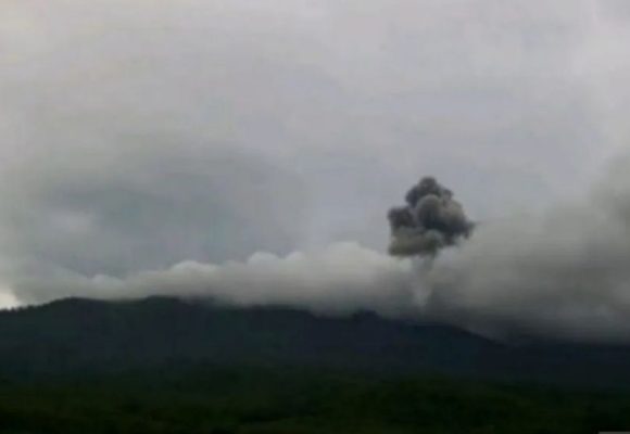 WEBSITE - 2026-04-10T101123.838 Gunung Lewotobi Laki-Laki Di Flores Timur Kembali Meletus