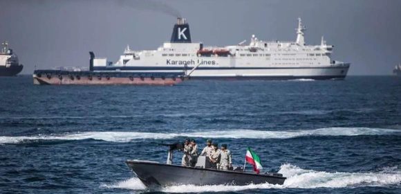 WEBSITE - 2026-04-15T091124.748 Meski Dijaga Ketat AS, Selat Hormuz Masih Dilewati Lebih dari 20 Kapal