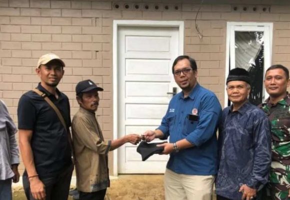 Aksi Sosial di Koto Lua, PT Semen Padang Bantu Bangun Rumah Warga