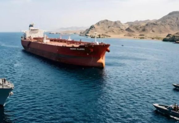 Iran Sita Dua Kapal di Selat Hormuz, Harga Minyak Meroket