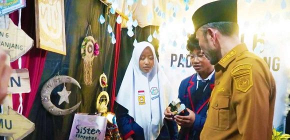 Pentas Kreativitas Pelajar Warnai Hardiknas 2026 di Padang Panjang