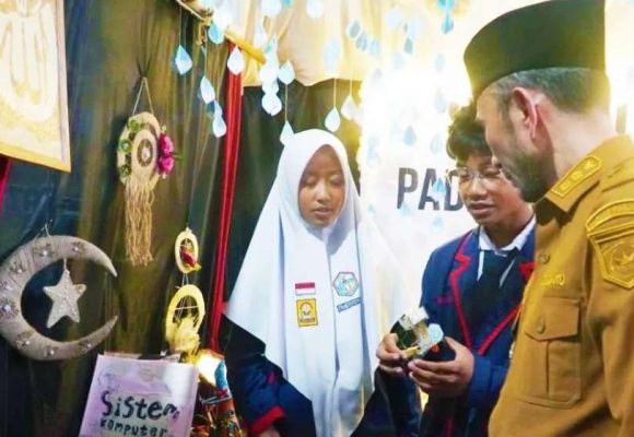 Pentas Kreativitas Pelajar Warnai Hardiknas 2026 di Padang Panjang