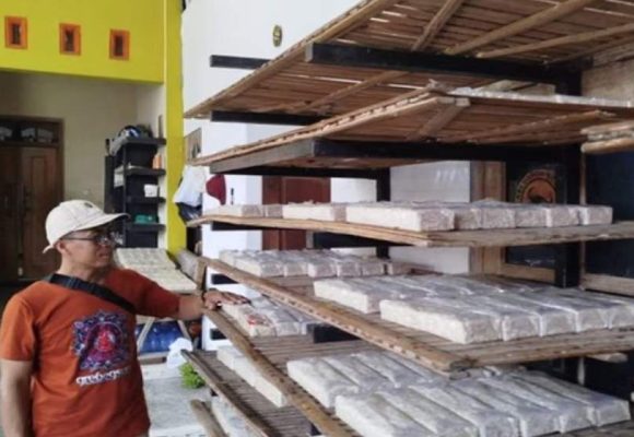 Harga Kedelai Naik, Perajin Tempe di Ponorogo Siasati dengan Perkecil Ukuran
