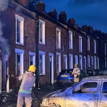 WEBSITE - 2026-06-10T085700.151 Kerusuhan Pecah di Belfast, Rumah dan Mobil Dibakar Massa Usai Penusukan Horor
