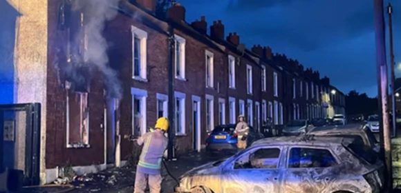 WEBSITE - 2026-06-10T085700.151 Kerusuhan Pecah di Belfast, Rumah dan Mobil Dibakar Massa Usai Penusukan Horor