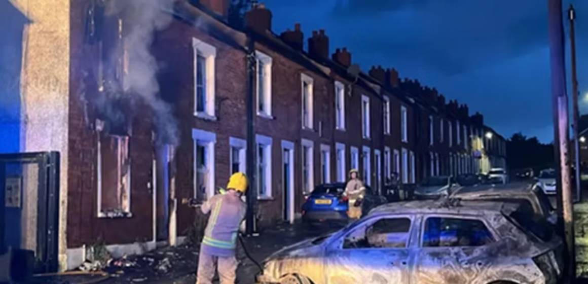 WEBSITE - 2026-06-10T085700.151 Kerusuhan Pecah di Belfast, Rumah dan Mobil Dibakar Massa Usai Penusukan Horor