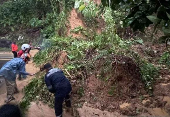WEBSITE - 2026-06-15T094548.405 Petugas gabungan rampungkan pembersihan longsor di jalan Padang-Painan