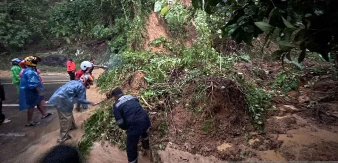 WEBSITE - 2026-06-15T094548.405 Petugas gabungan rampungkan pembersihan longsor di jalan Padang-Painan