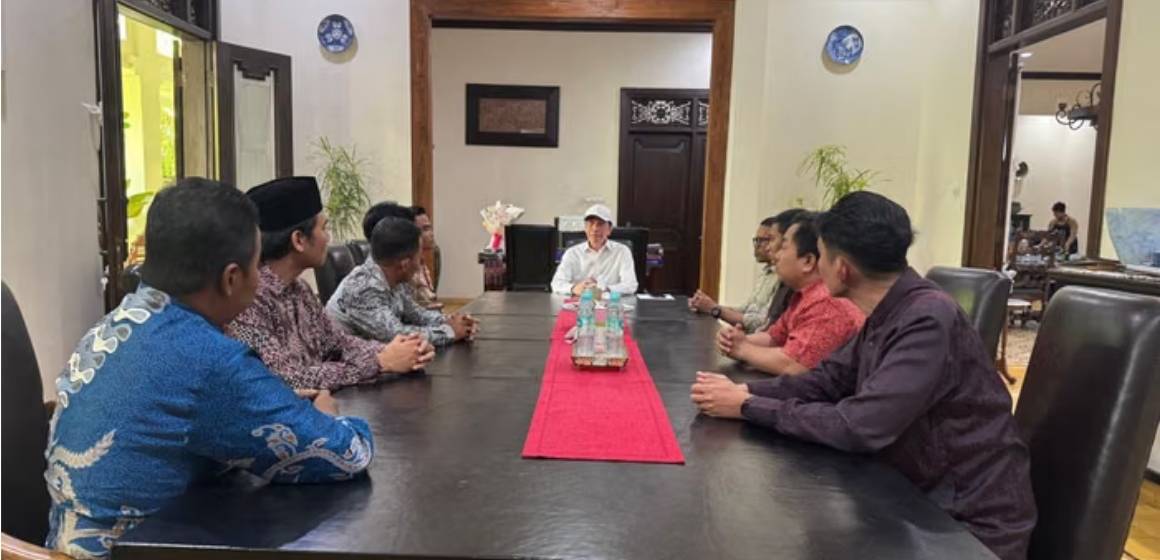 WEBSITE - 2026-06-17T090729.623 Alumni BEM Nusantara Sambangi Jokowi: Belajar Kepemimpinan
