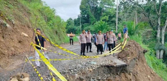 WEBSITE - 2026-06-25T092359.766 Jalan provinsi di Palembayan, Agam tak bisa dilalui kendaraan akibat terban