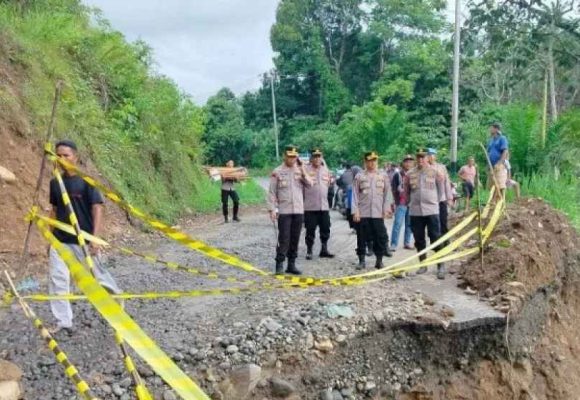 Jalan provinsi di Palembayan, Agam tak bisa dilalui kendaraan akibat terban