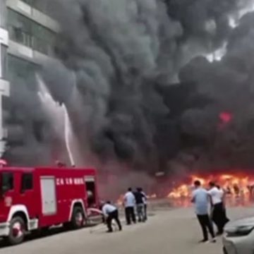 28 Orang Tewas dalam Kebakaran Pabrik Sepatu di Tiongkok