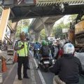 Kronologi truk pengangkut alat berat tersangkut JPO Tendean