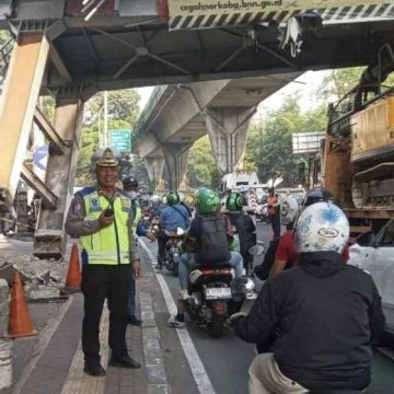 WEBSITE - 2026-07-14T103329.075 Kronologi truk pengangkut alat berat tersangkut JPO Tendean