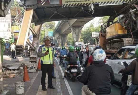WEBSITE - 2026-07-14T103329.075 Kronologi truk pengangkut alat berat tersangkut JPO Tendean