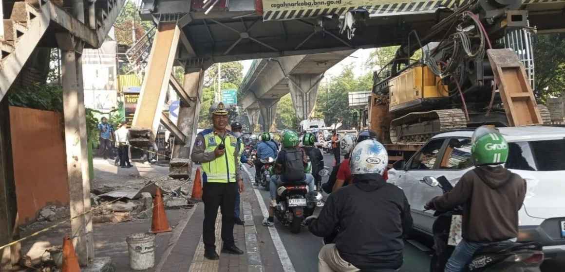 WEBSITE - 2026-07-14T103329.075 Kronologi truk pengangkut alat berat tersangkut JPO Tendean