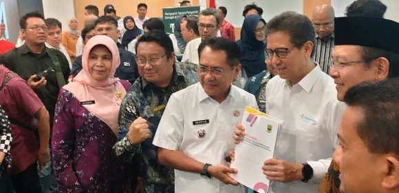 Bupati JKA Temui Menteri Kesehatan, Serahkan Proposal Pembangunan Puskesmas Pembantu di Forum Kardiovaskular Nasional