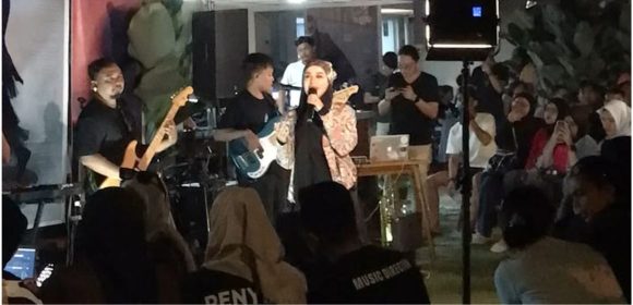 WEBSITE Obati Rindu Pendengar, Yaya Fara Gelar Hearing Session Single “Sudahlah” di Padang