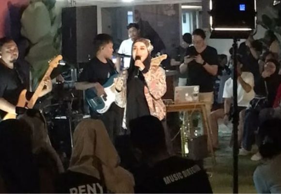 WEBSITE Obati Rindu Pendengar, Yaya Fara Gelar Hearing Session Single “Sudahlah” di Padang