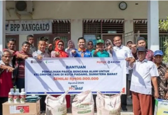 WEBSITE (15) Petani Terdampak Banjir di Padang Dapat Bantuan Rp100 Juta dari Pupuk Kaltim